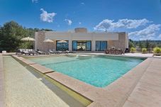 Exterior con piscina de la villa Klark en Ibiza
