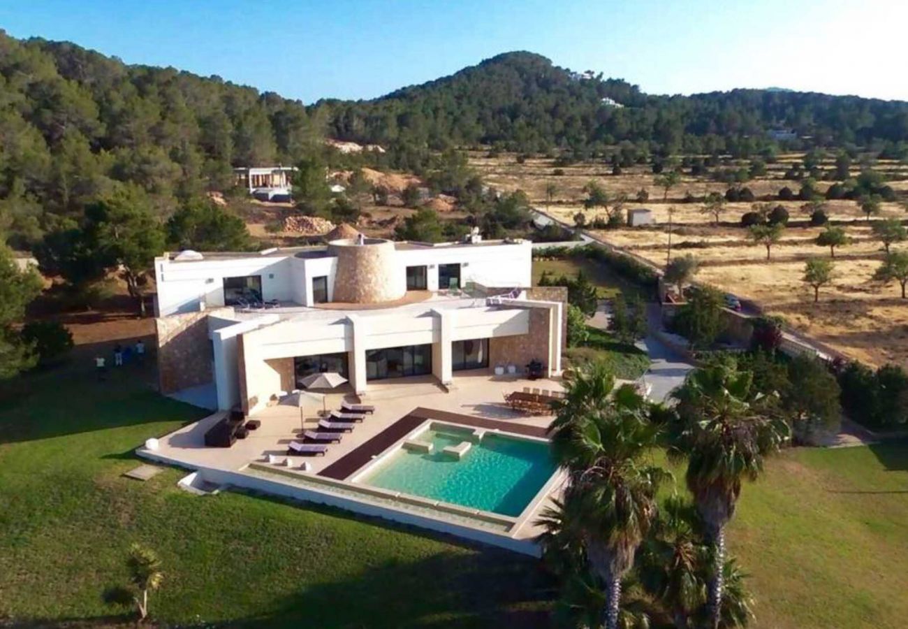 Drohnenansicht der Luxusvilla auf Ibiza