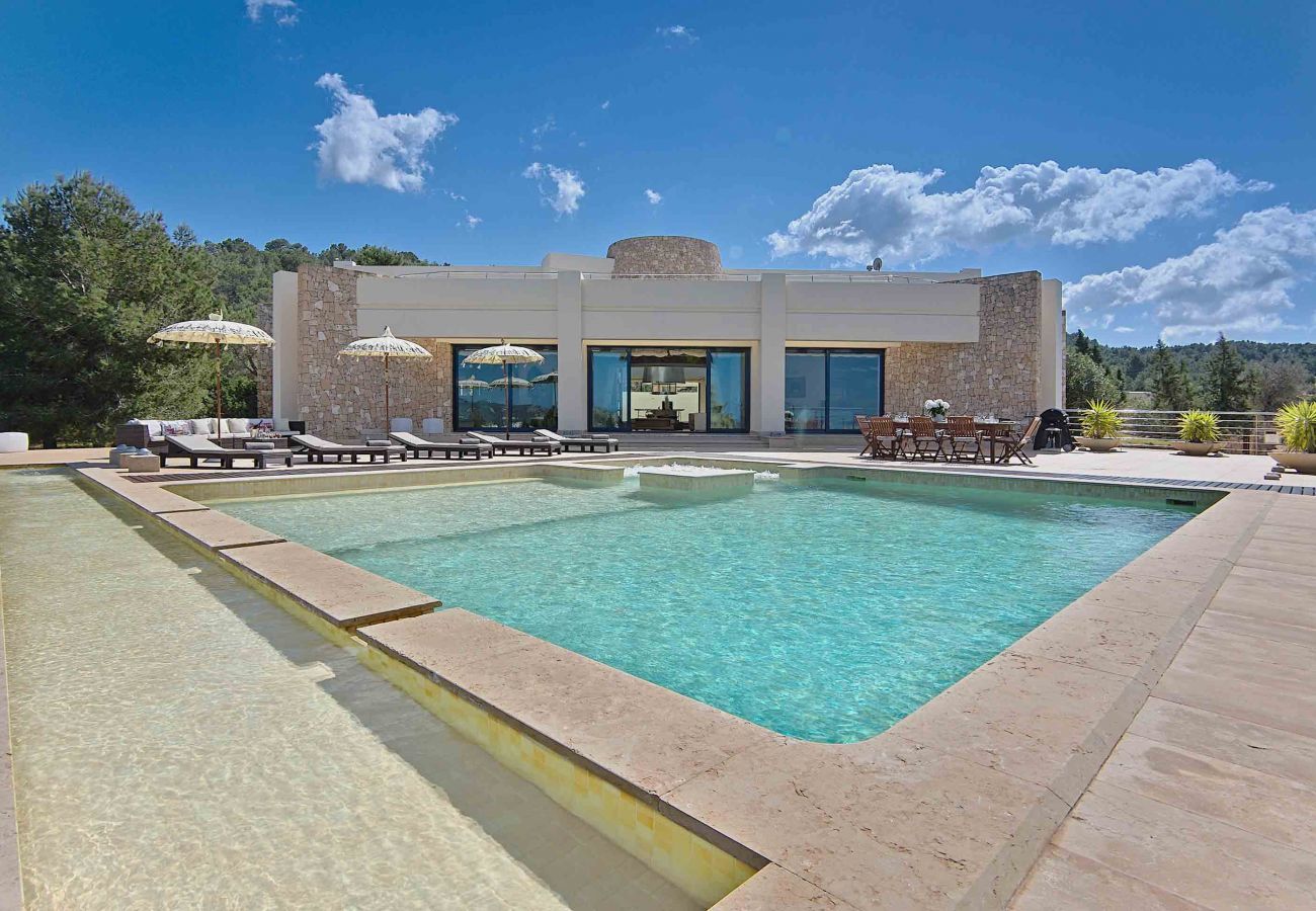Außenbereich mit Schwimmbad der Villa Klark auf Ibiza