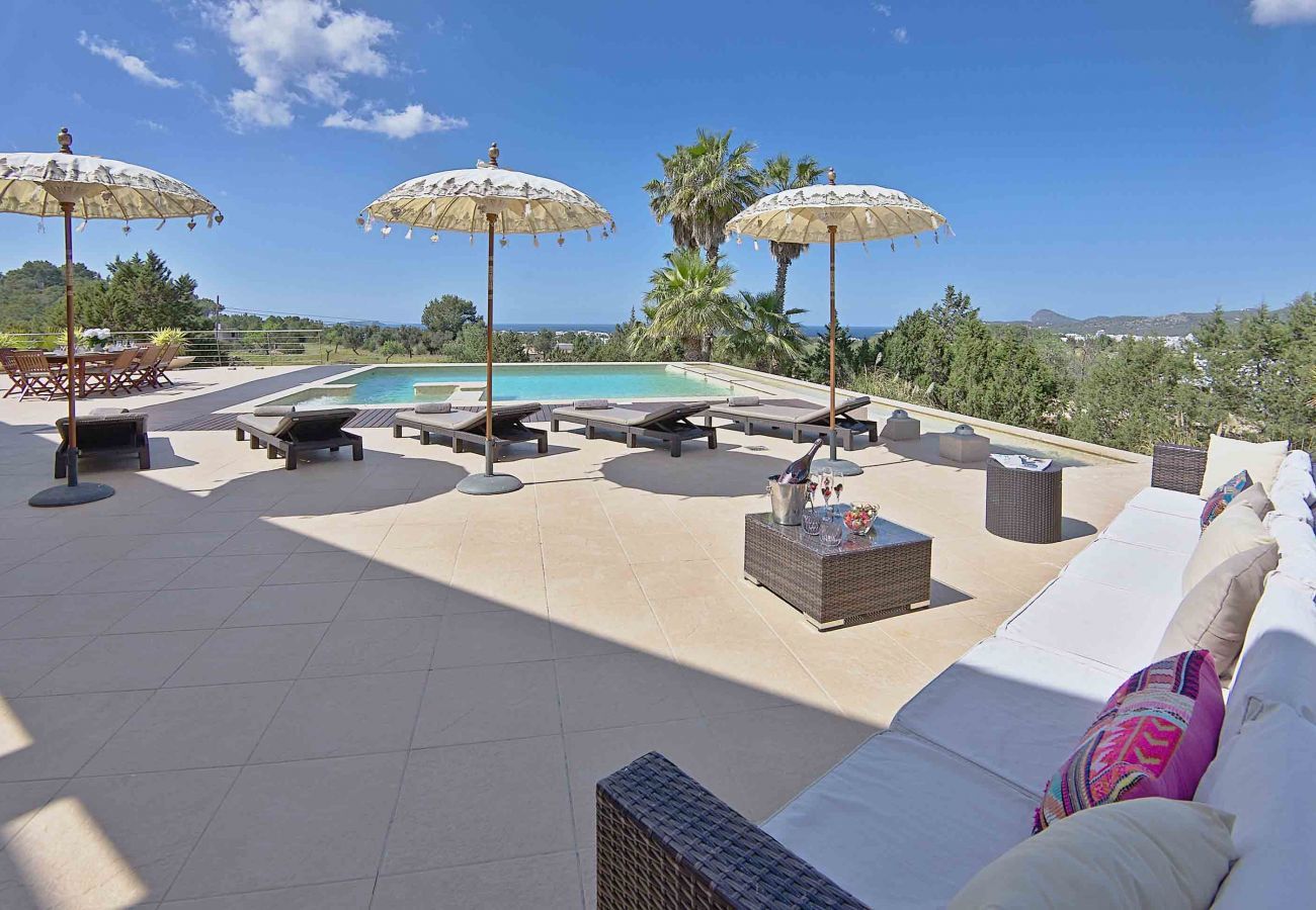 Aussichtsterrasse mit Sofas und privatem Pool in der Villa Klark
