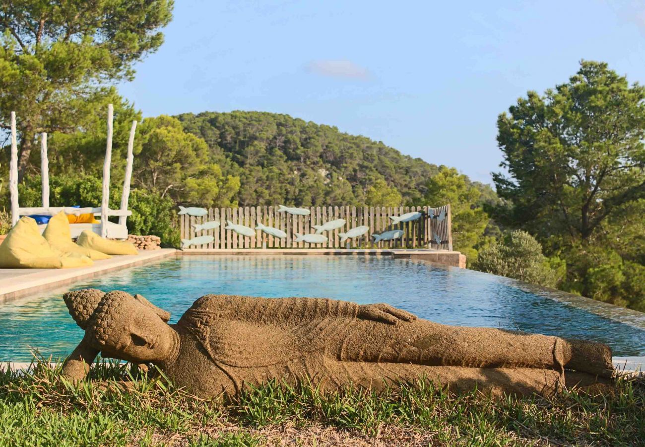Der private Pool der Villa Sarahmuk und die natürliche Umgebung