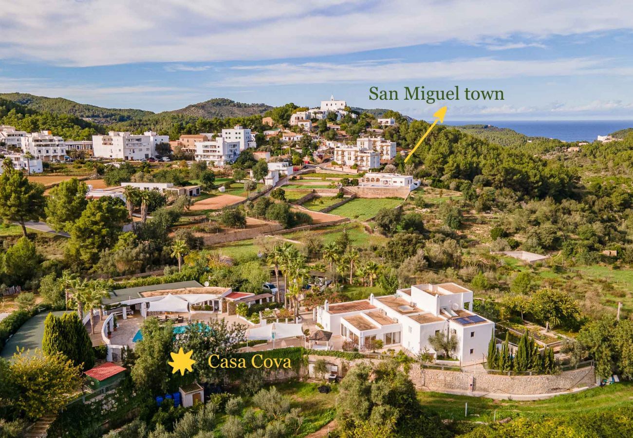 Die Ibiza-Villa Casa Cova liegt in der Gegend von Sant Miquel, in einer sehr ruhigen Gegend, umgeben von einer sehr friedlichen und einladenden Landsc