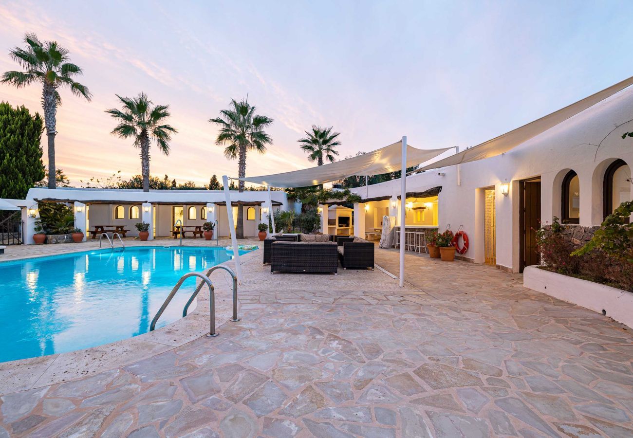 Casa Cova ist eine geräumige Villa mit mehreren Zimmern im Freien, um große Gruppen auf Ibiza zu beherbergen.