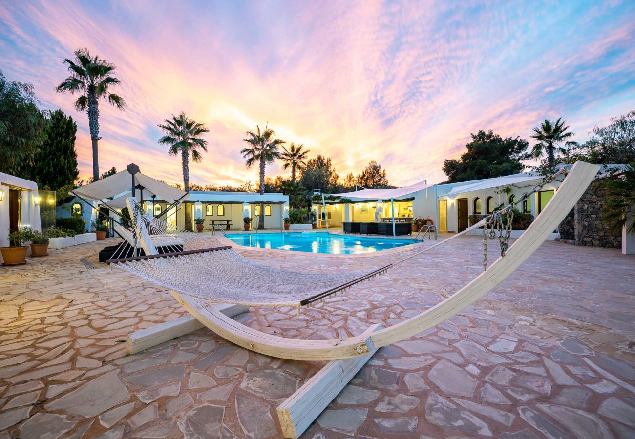 Eine Hängematte, um den idealen Platz zum Entspannen am privaten Swimmingpool von Casa Cova zu finden.