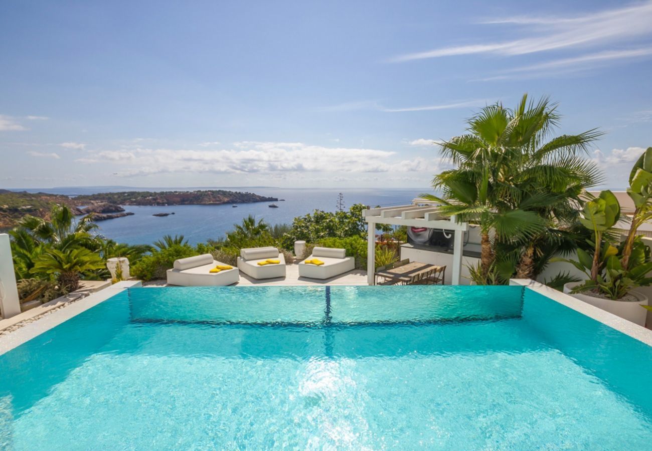 Blick vom spektakulären Pool der Villa Bora auf Ibiza