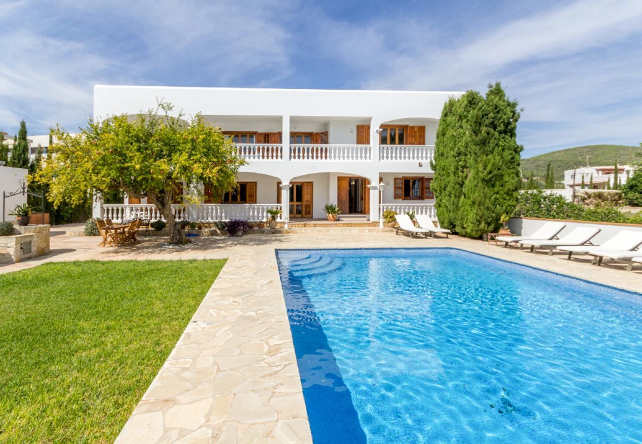 Pool und Außenbereich der Villa Relax auf Ibiza