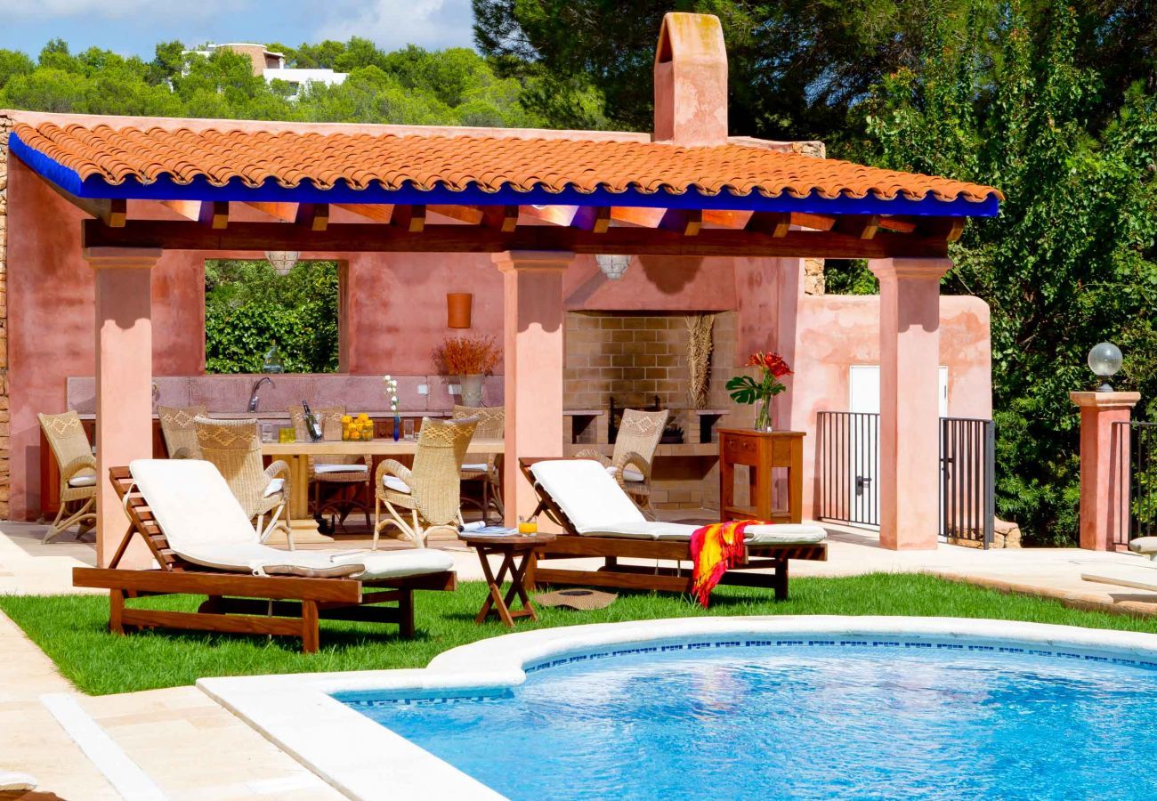 Überdachter Grill neben der Terrasse des Landhauses auf Ibiza