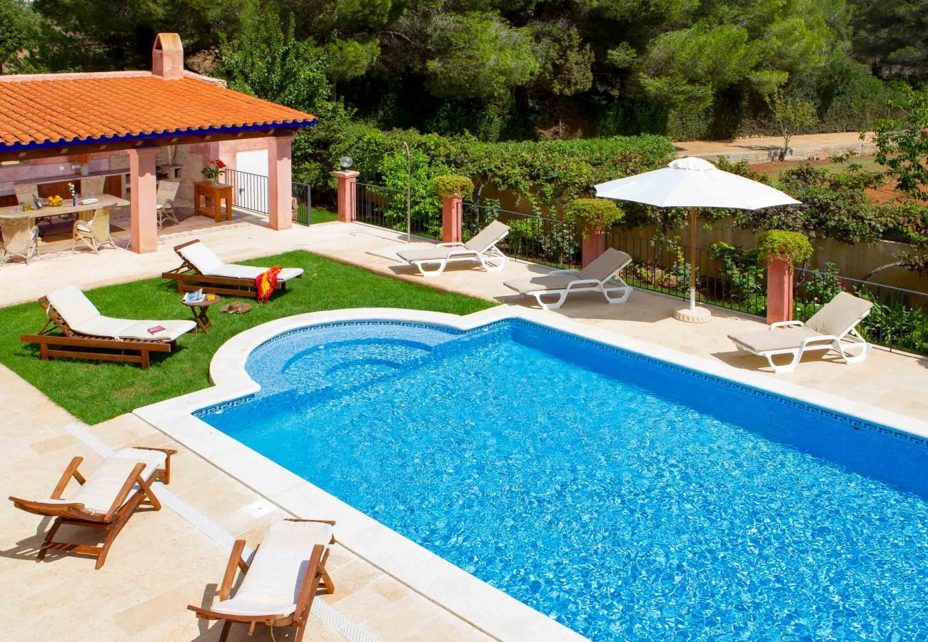 Blick auf das Landhaus auf Ibiza mit Terrasse und privatem Pool