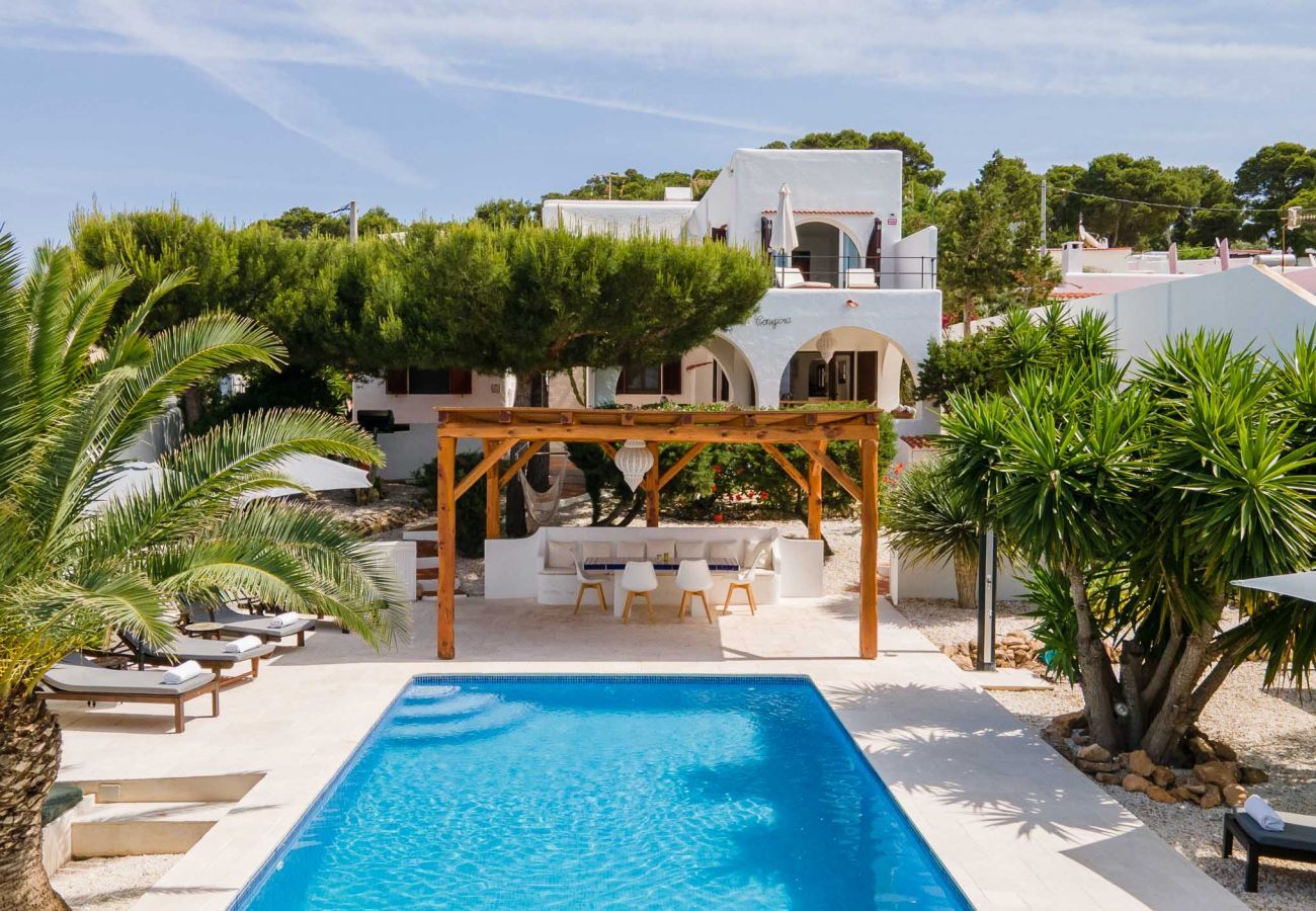Garten und privater Swimmingpool der Villa Es Vedra in Sant Josep