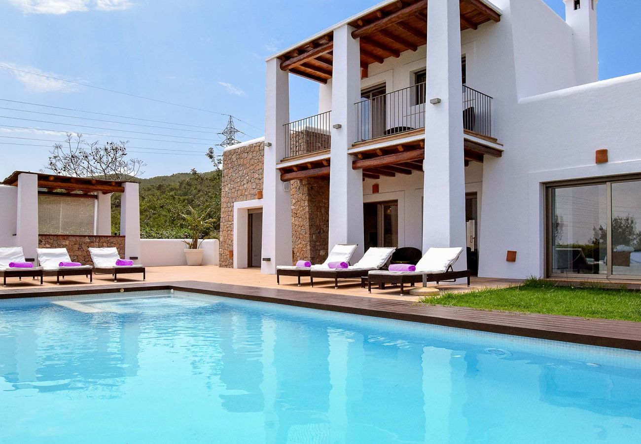 Außenbereich der Villa Can Llaneras auf Ibiza mit Schwimmbad und Terrasse