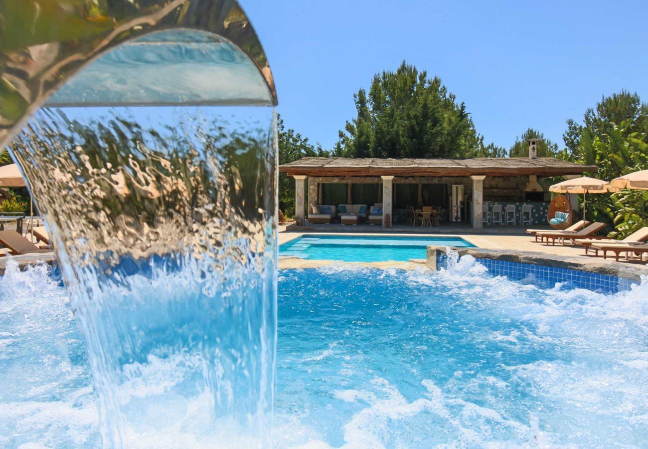 Das Schwimmbad von Can Cama auf Ibiza bietet einen großen Hydromassagebereich.