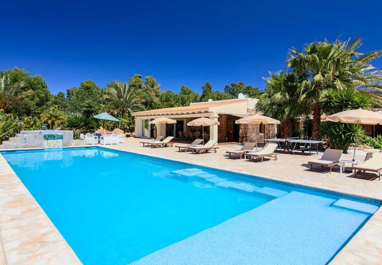 Can Cama bietet einen großen privaten Swimmingpool, umgeben von Sonnenschirmen und Liegestühlen für etwa 15 Personen.
