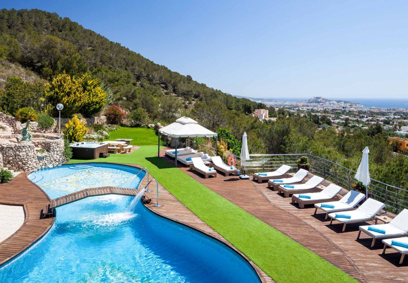 Die Umgebung der Villa Fontaluxe auf Ibiza ist perfekt zum Entspannen.