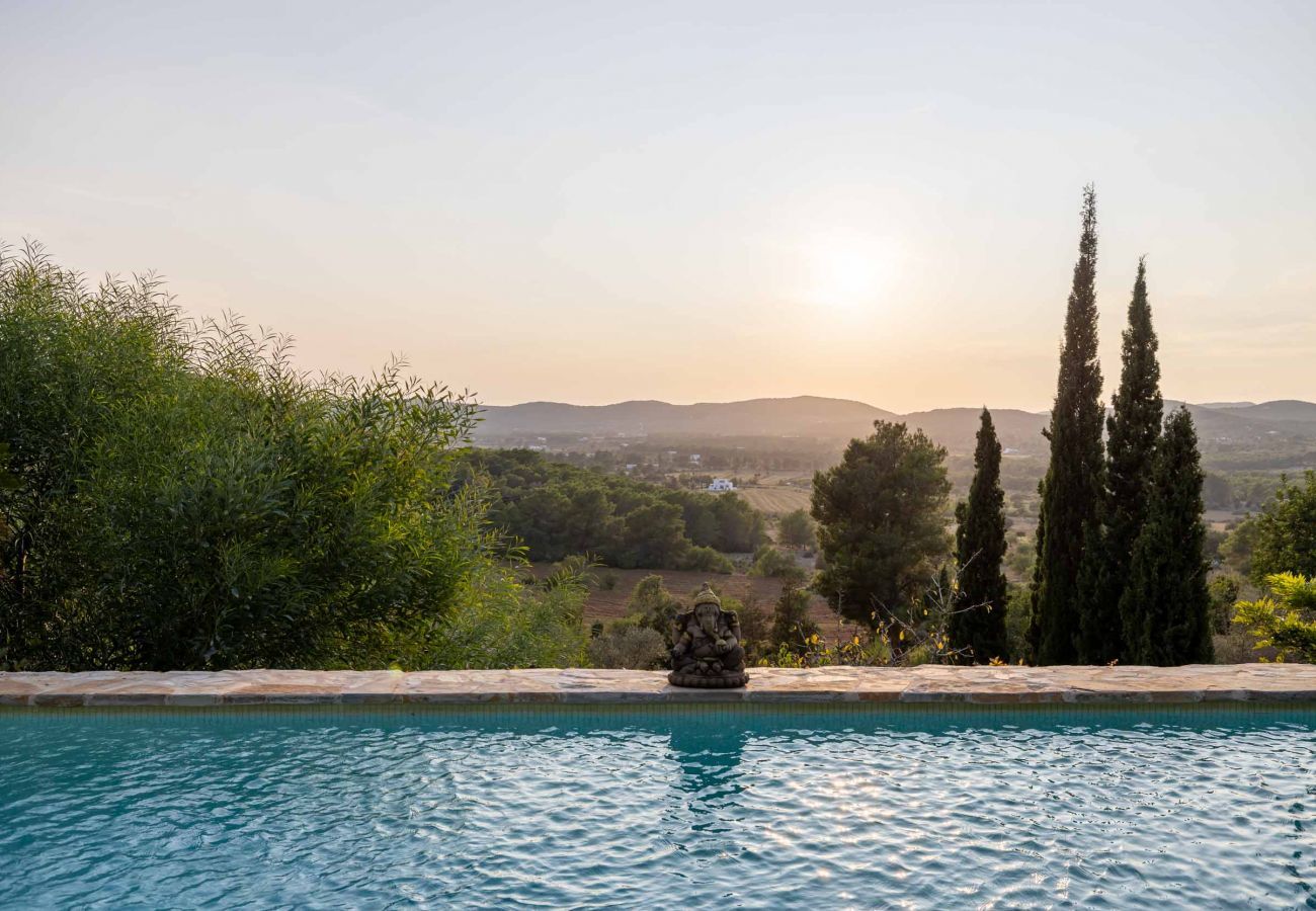 Sonnenuntergang am privaten Pool mit der Natur Ibizas im Hintergrund