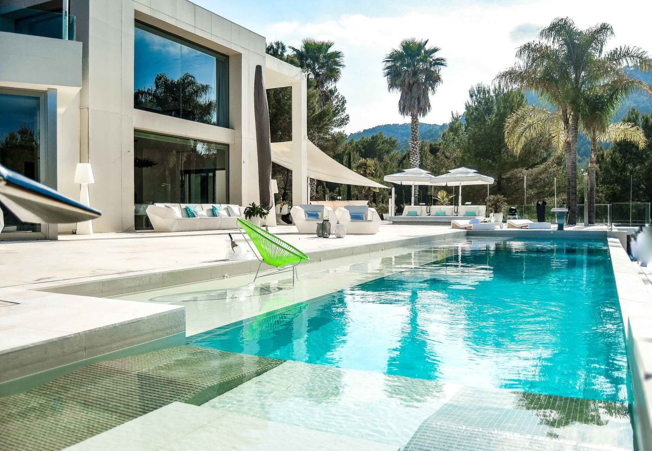 Spektakuläres Äußeres der Villa Sa Claror mit ihrem modernen Design und natürlicher Umgebung.