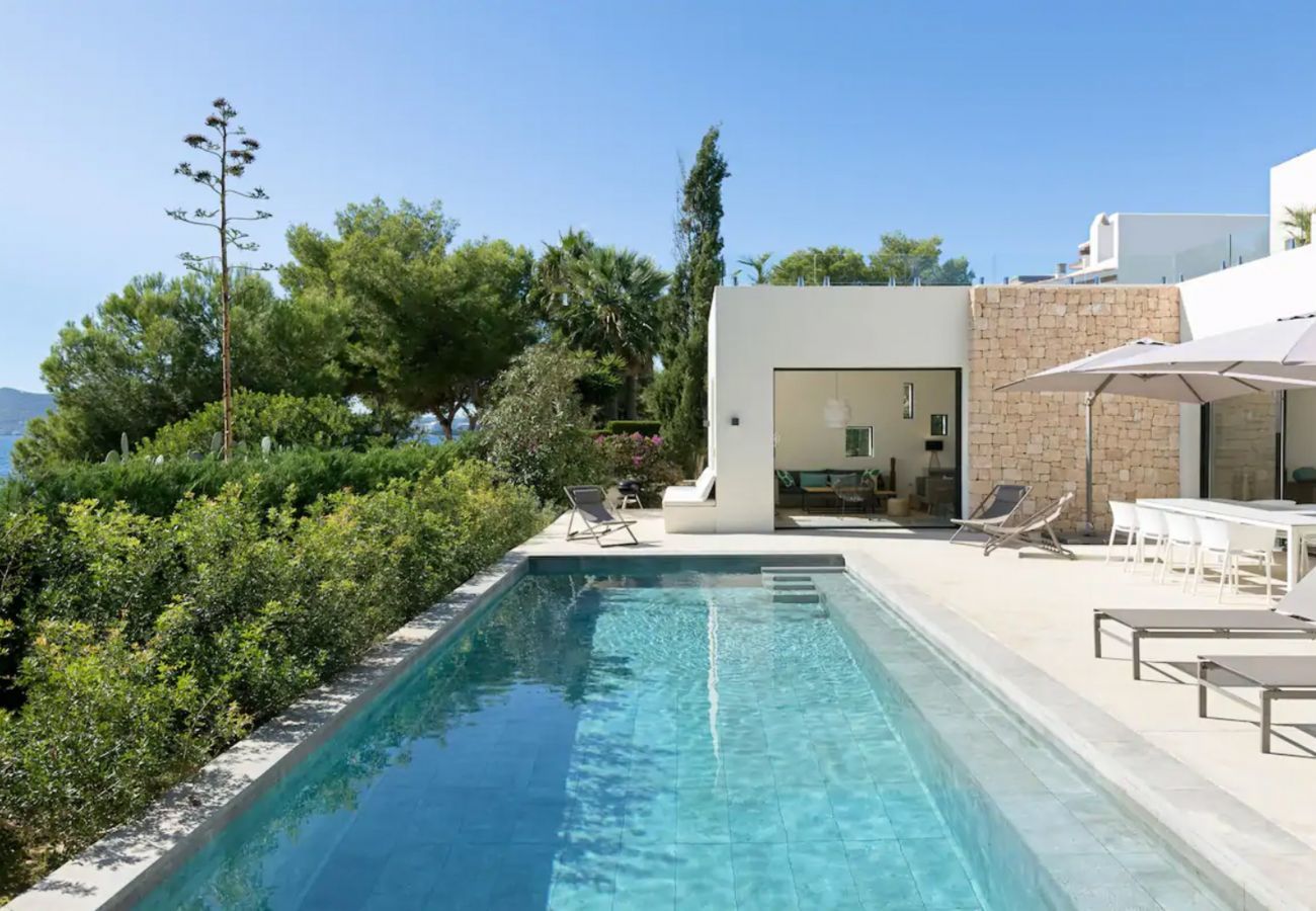 Modernes Äußeres mit privatem Pool der Villa Algueras in Ibiza.