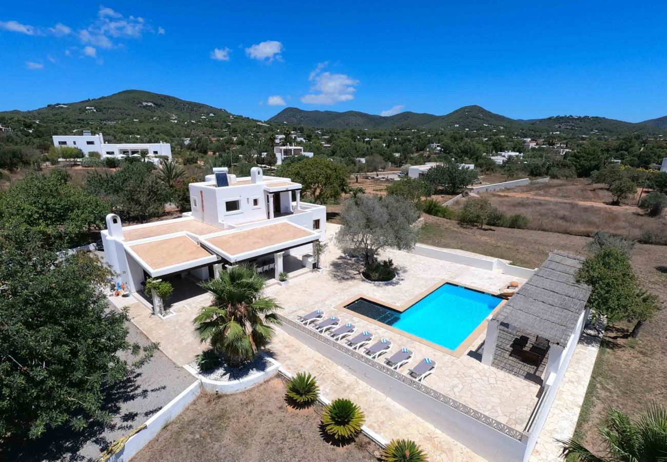 Ansichten der Villa Sa Torreta auf Ibiza, in ländlicher Umgebung.