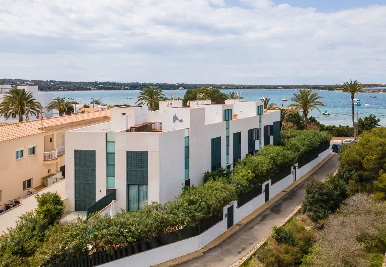 Blick auf die Außenseite der Wohnung in Puerto de la Savina auf Formentera