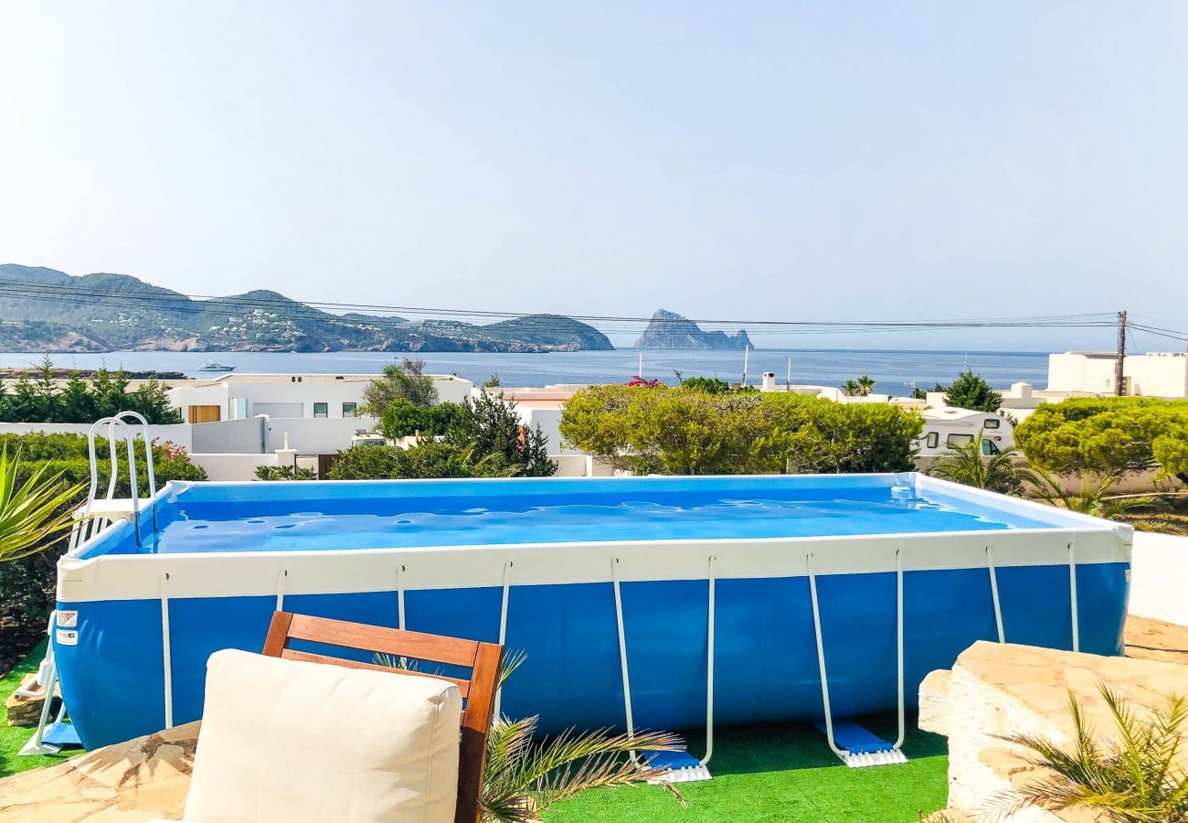 Schwimmbad der Villa Pins auf Ibiza mit dem Meer im Hintergrund