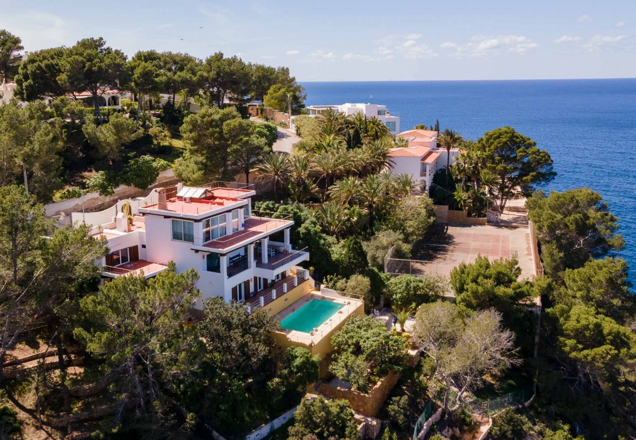 Luftaufnahme der Villa Cala Vera, mit dem Meer im Hintergrund.